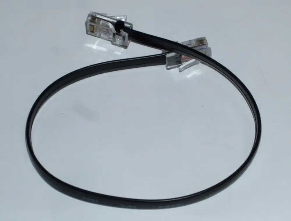 Kabel mit zwei RJ45-Steckern an den Enden, möglicherweise für die Verbindung oder Korrektur in Daikin-Systemen. Flexibler, schwarzer Kabelstrang.